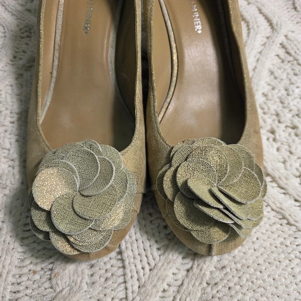 Donald‎ J Pliner Wedge Pumps Gold Metallic 3D Flower Floral Accent Womens 10M